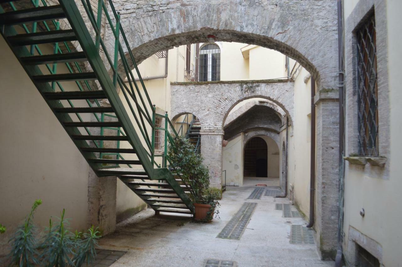 Appartamento In Centro Spoleto Kültér fotó